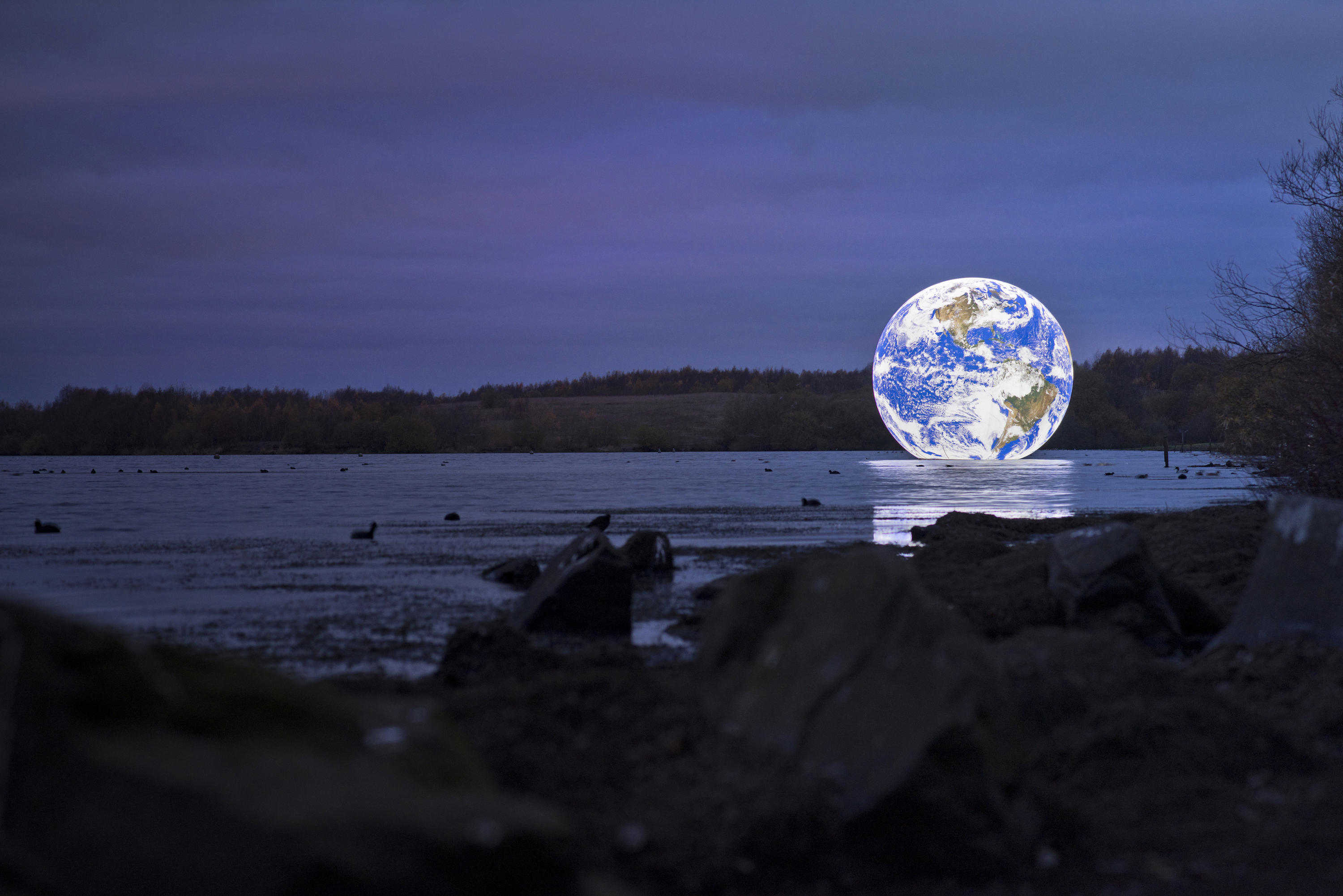 Outside view of the earth: festival opening on 16.05 with Luke Jerram's "Floating Earth