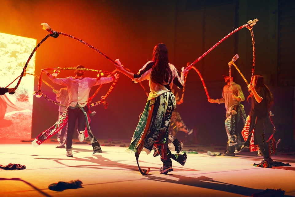 Dance at the KunstFestSpiele: Halfpipes and fan scarves on stage