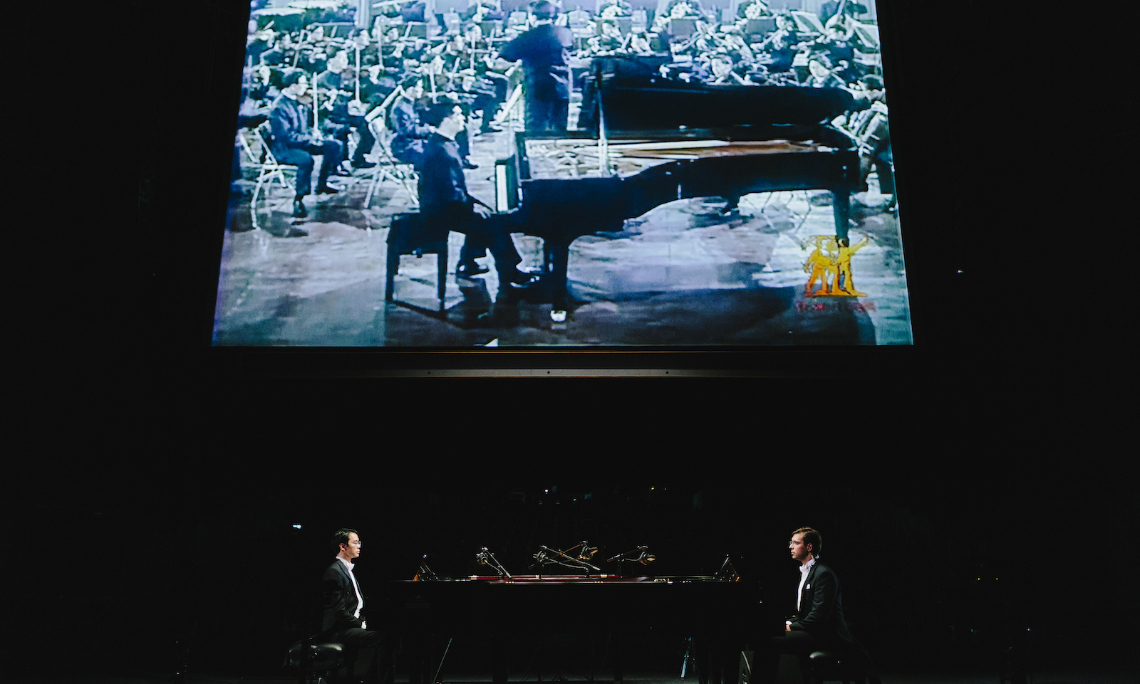 Wildes Klavier-Duell auf der Bühne: "Rhapsopdy in Yellow" von Ming Wong 