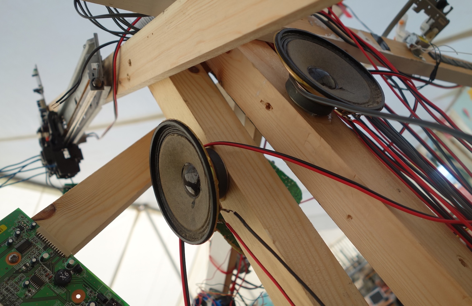 Konstruktions aus Holzbalken und Elektroschrott